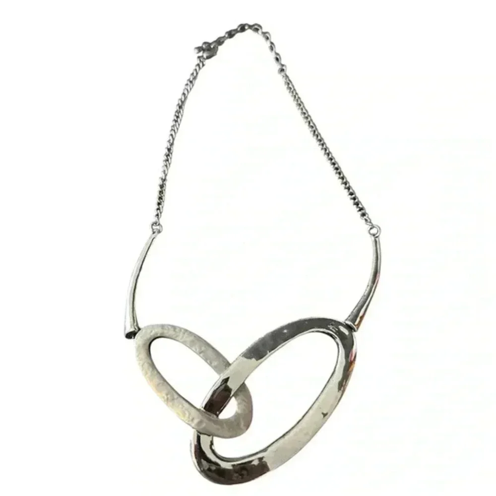 UNIQUE SILVER OVAL NECKLACE